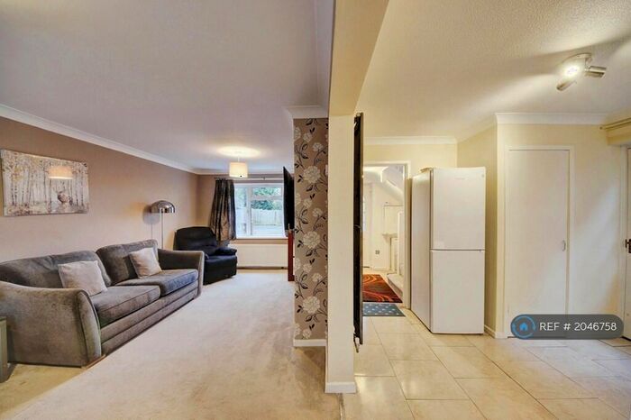 3 Bedroom Semi-Detached House To Rent In Broomfields Close, Solihull, B91