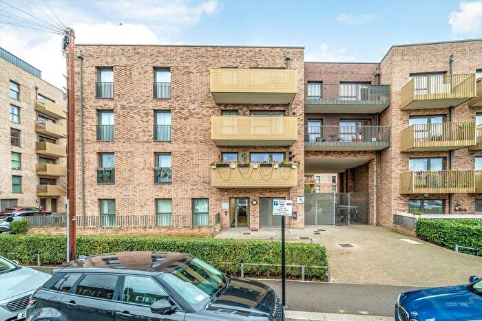 2 Bedroom Flat For Sale In Selbourne Avenue, Hounslow, TW3