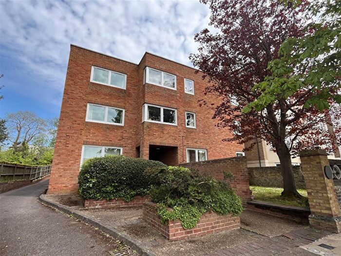 1 Bedroom Flat To Rent In Avenue Elmers, Surbiton, KT6