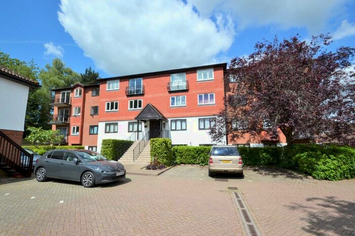 Apartment To Rent In Great Heathmead, Haywards Heath, RH16