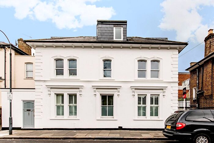 2 Bedroom Flat For Sale In Percy Road, Shepherd's Bush, London, W12