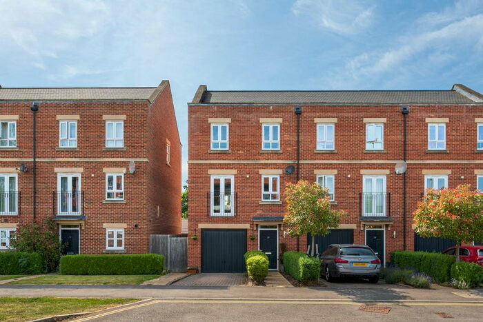 4 Bedroom Terraced House To Rent In Racecourse Road, Newbury, RG14