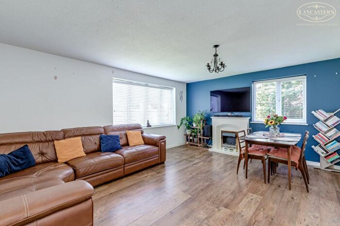 2 Bedroom Flat For Sale In Dean Court, Bolton, BL1 - Photo 2