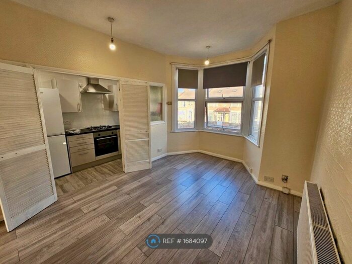 1 Bedroom Flat To Rent In First Floor, Ilford, IG1