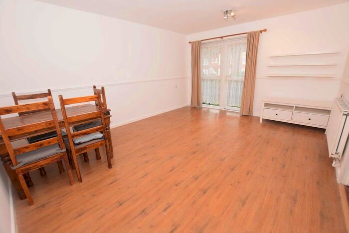 2 Bedroom Flat To Rent In Springfield Close, Woodside Park, London N12