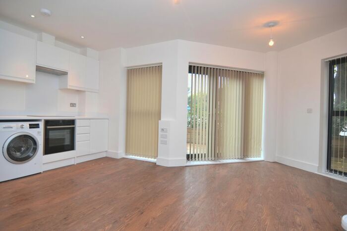 2 Bedroom Flat To Rent In Lower Richmond Road, Richmond, TW9