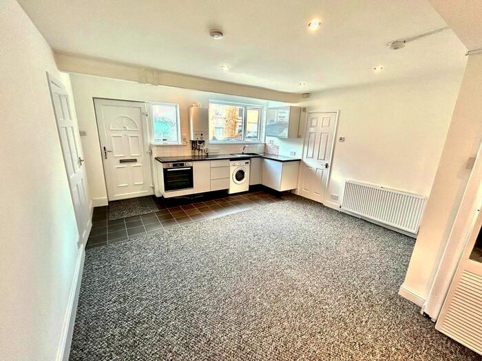 1 Bedroom Flat To Rent In South Street North, New Whittington, Chesterfield, S43