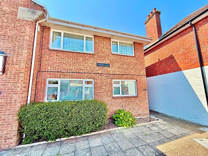 2 Bedroom Flat To Rent In Avenue Road, Freshwater, PO40