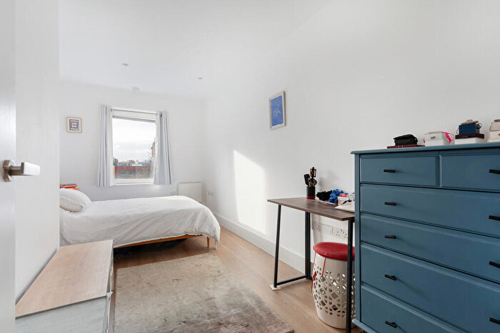 2 Bedroom Apartment For Sale In Tiltman Place, Finsbury Park, Islington, N7