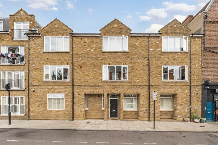 2 Bedroom Flat For Sale In Mount Pleasant Crescent, London, N4