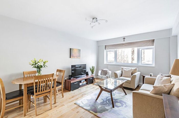 2 Bedroom Flat For Sale In Garway Road, Bayswater, London, W2