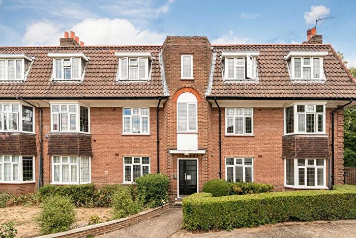 2 Bedroom Flat To Rent In Kelvin Drive, East Twickenham, TW1