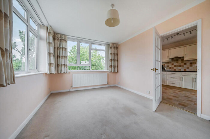 3 Bedroom Apartment For Sale In Hawthorne Road, Bromley, BR1