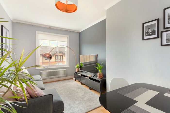 2 Bedroom Duplex To Rent In Kings Road Windsor, SL4