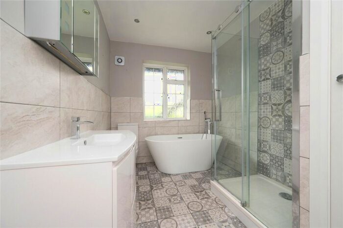2 Bedroom Flat For Sale In Grange Street, St. Albans, Hertfordshire, AL3