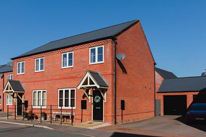 3 Bedroom Semi-Detached House For Sale In George Parish Road, Banbury, OX16