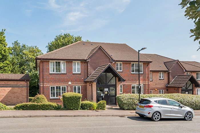 2 Bedroom Flat For Sale In Vermont Close, Enfield, EN2