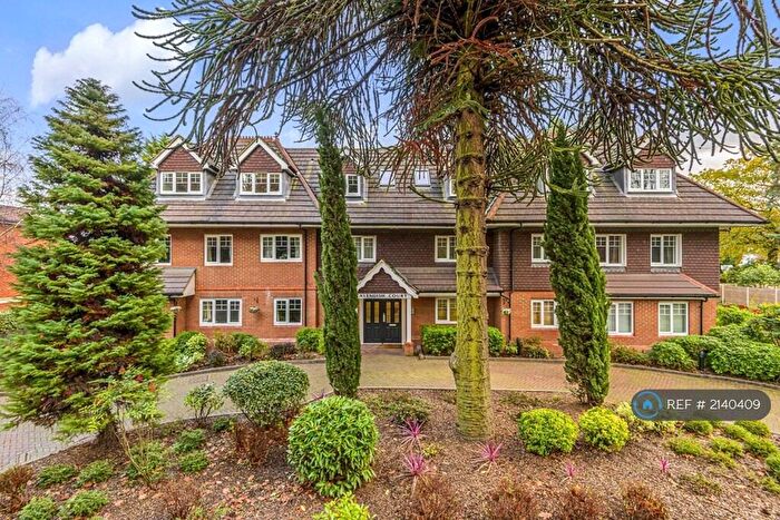 2 Bedroom Flat To Rent In Cavendish Court, Weybridge, KT13