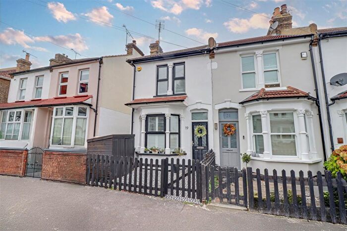 3 Bedroom End Of Terrace House For Sale In Leighville Grove, Leigh-On-Sea, SS9