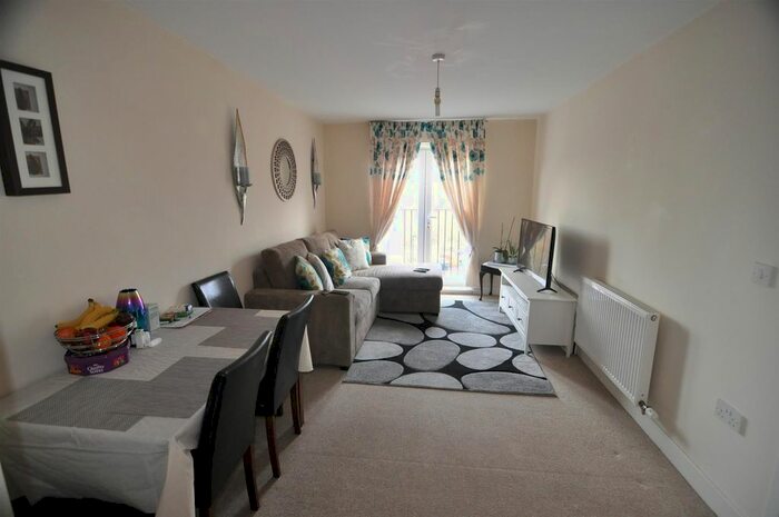 2 Bedroom Flat To Rent In Sandhill Close, Bradford BD8