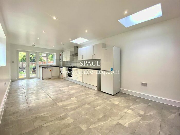 3 Bedroom Flat To Rent In Myddleton Road, London, N22