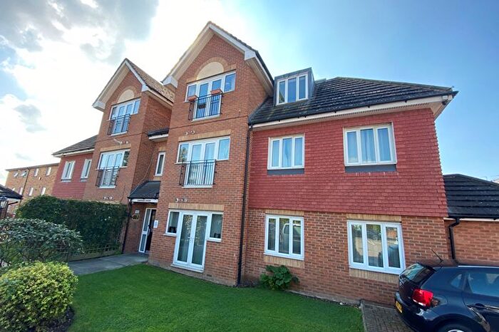 2 Bedroom Flat For Sale In Coopers Court, Turners Close, Whetstone, N20