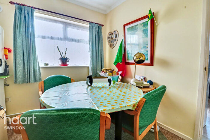 2 Bedroom Bungalow For Sale In Kennet Road, Swindon, SN4