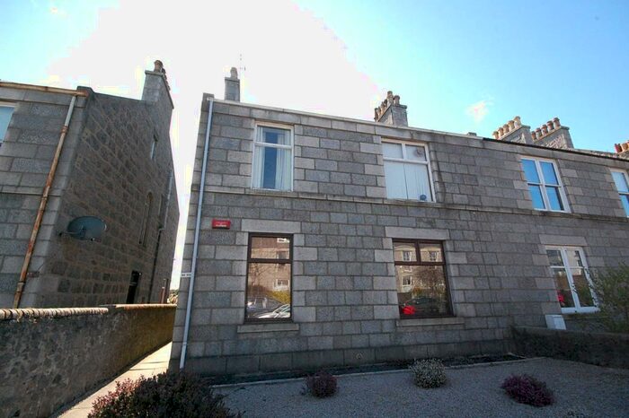 2 Bedroom Flat To Rent In Irvine Place, City Centre, Aberdeen, AB10