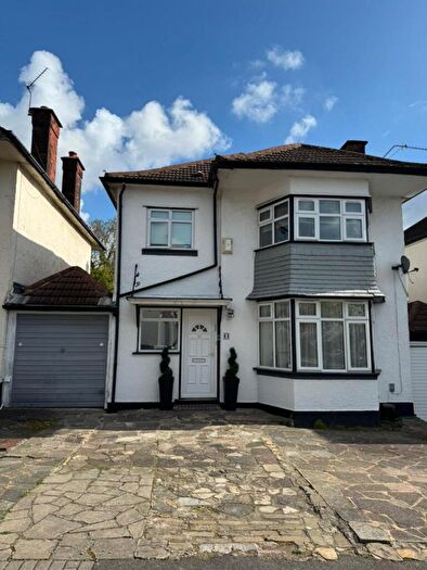 3 Bedroom Detached House To Rent In Cheyne Walk, Hendon, NW4