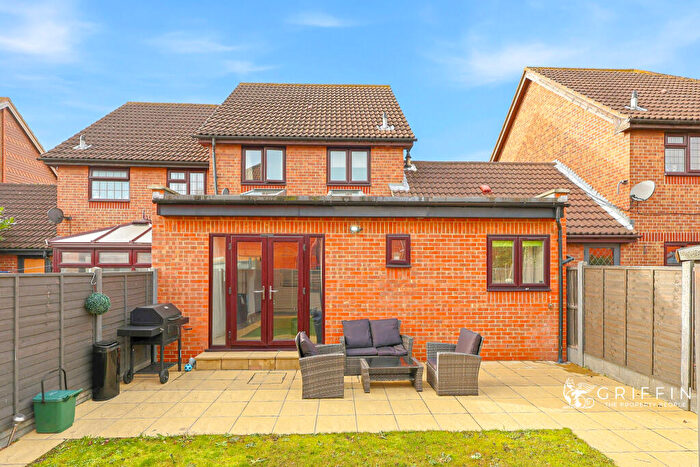 4 Bedroom Semi-Detached House For Sale In Daniel Close, Chafford Hundred, Grays, RM16