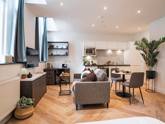 Apartment To Rent In Apt, Churchill House Residence #, LS1