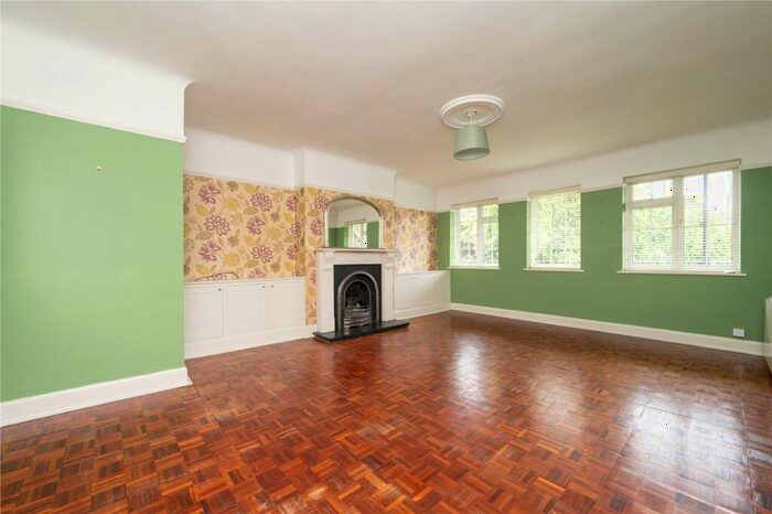 2 Bedroom Flat For Sale In Grange Street, St. Albans, Hertfordshire, AL3