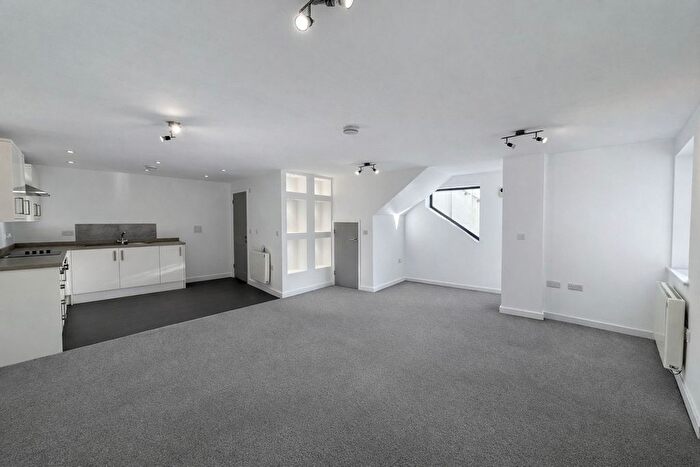 1 Bedroom Flat To Rent In Strand Hill, Dawlish, EX7