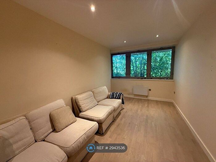 1 Bedroom Flat To Rent In Cleeve Road, Sutton, KT22