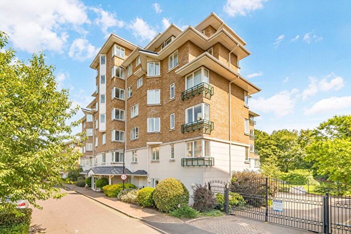 2 Bedroom Flat To Rent In Strand Drive, Kew, TW9