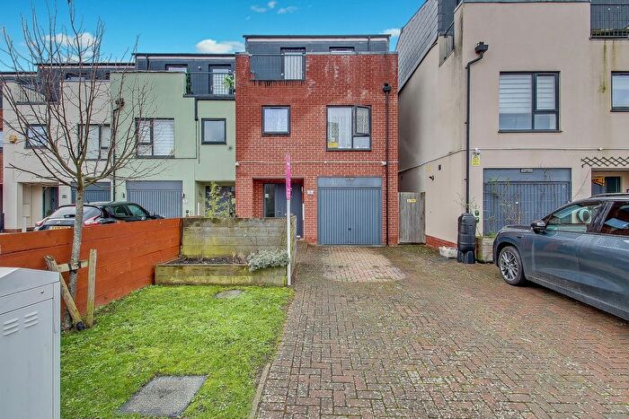 4 Bedroom Town House For Sale In Finefield Walk, Slough, SL1