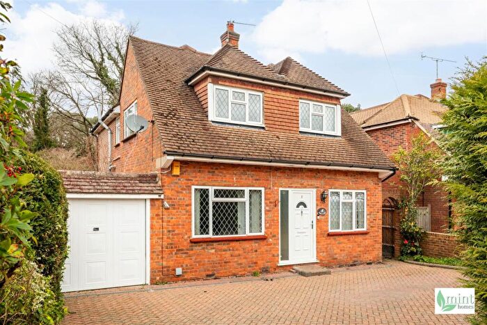 4 Bedroom Detached House For Sale In Lovelace Drive, Pyrford, GU22