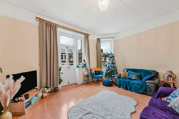 2 Bedroom Flat To Rent In Lurline Gardens, London, SW11