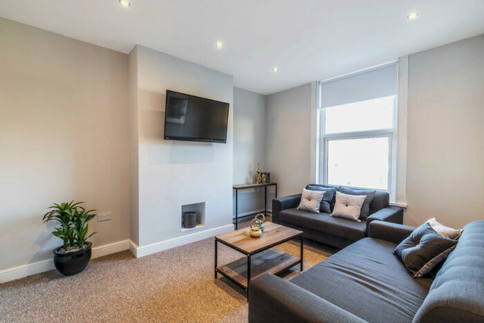 6 Bedroom Terraced House To Rent In Woodsley Road, Leeds, LS3