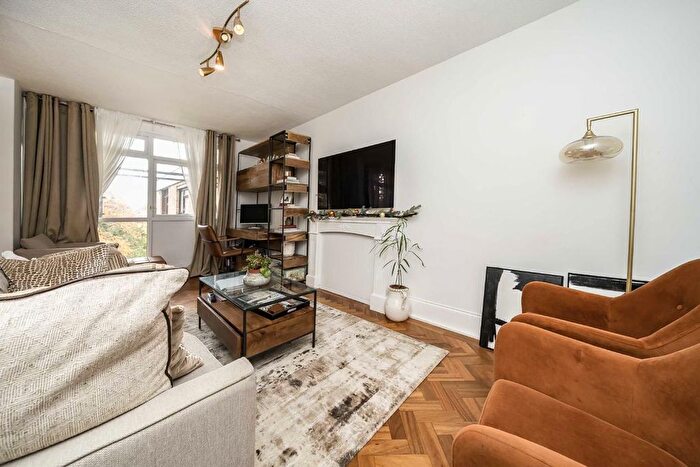 2 Bedroom Flat To Rent In Beechcroft Manor, Weybridge, KT13