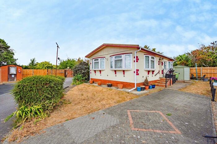 2 Bedroom Mobile Home For Sale In Hillcrest Park, Manor Road, Woodside, Luton, LU1