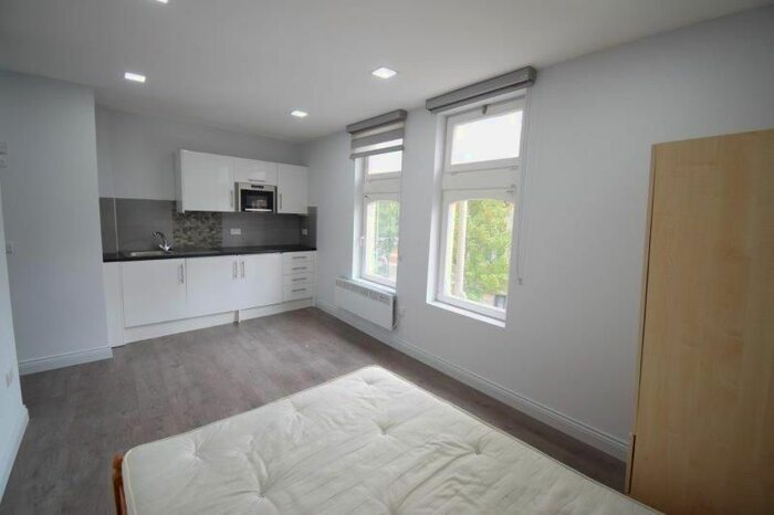 Studio To Rent In High Street, Acton, London, W3