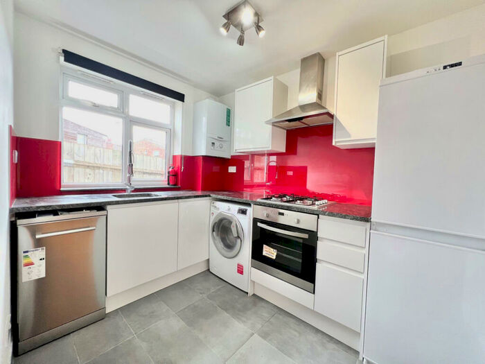 2 Bedroom Flat To Rent In Durnsford Road, N11