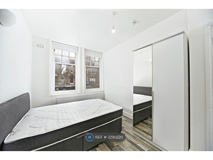 3 Bedroom Flat To Rent In Rydal Road, London, SW16