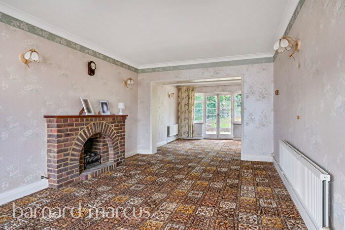 3 Bedroom Detached House For Sale In Woodlands Way, Ashtead, KT21
