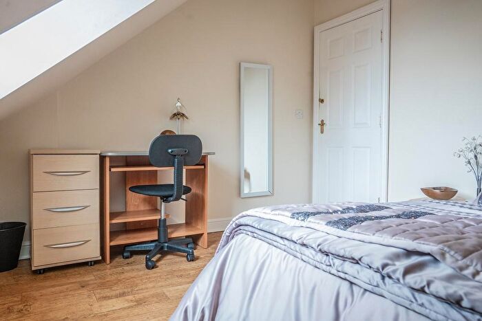 6 Bedroom Town House To Rent In Schuster Road, Manchester, M14