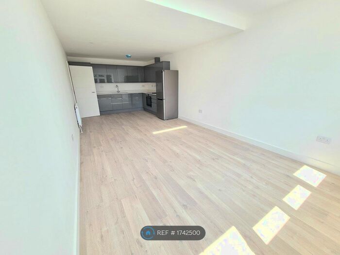 3 Bedroom Flat To Rent In Bridge Lane, London, NW11