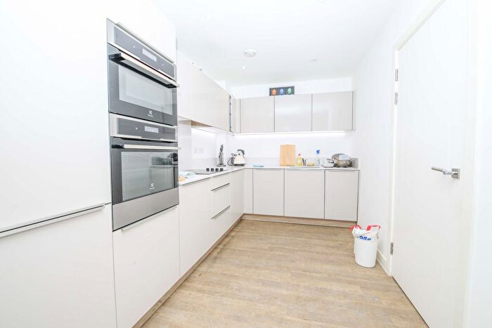 3 Bedroom Flat To Rent In Cable Walk, Canary Wharf, SE10