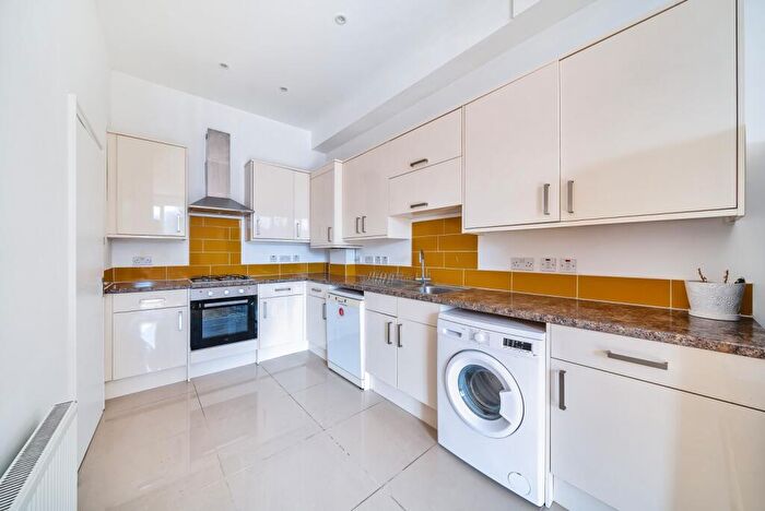 2 Bedroom Flat To Rent In Baring Road Lee, SE12