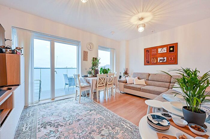 3 Bedroom Flat To Rent In Lakeside Drive, Park Royal, London, NW10